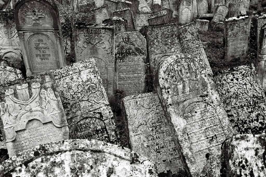 Vizhnitz Jewish cemetery