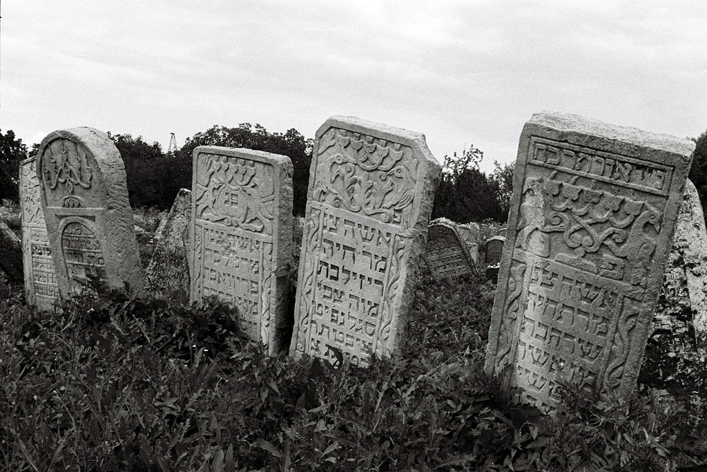 Vizhnitz Jewish cemetery