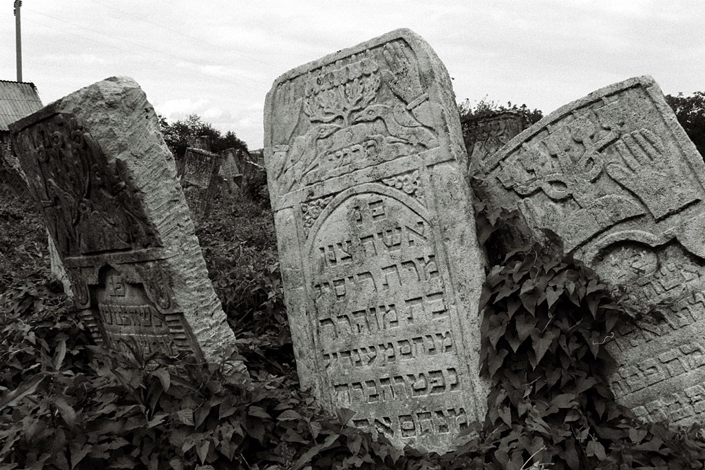 Vizhnitz Jewish cemetery