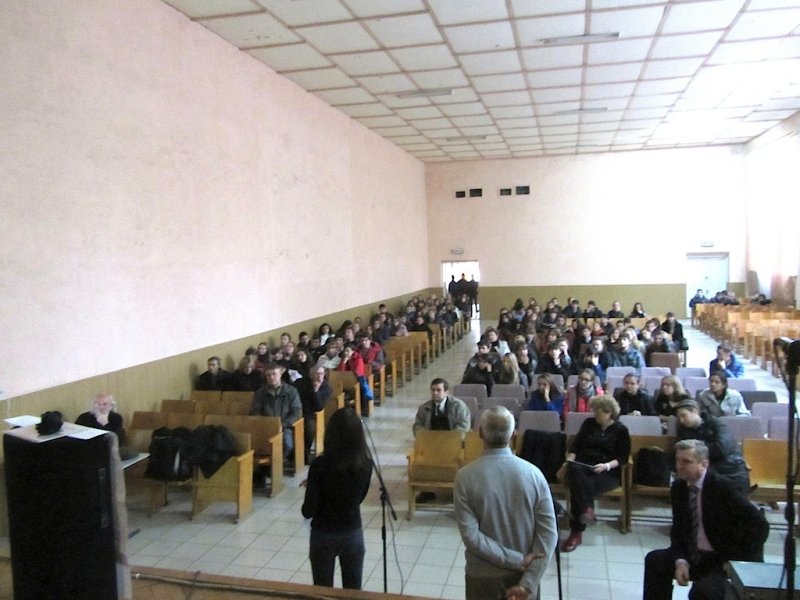 Marla Raucher Osborn speaks to students in Rohatyn © Marla Raucher Osborn