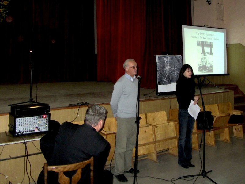 Marla Raucher Osborn speaks to students in Rohatyn © Marla Raucher Osborn