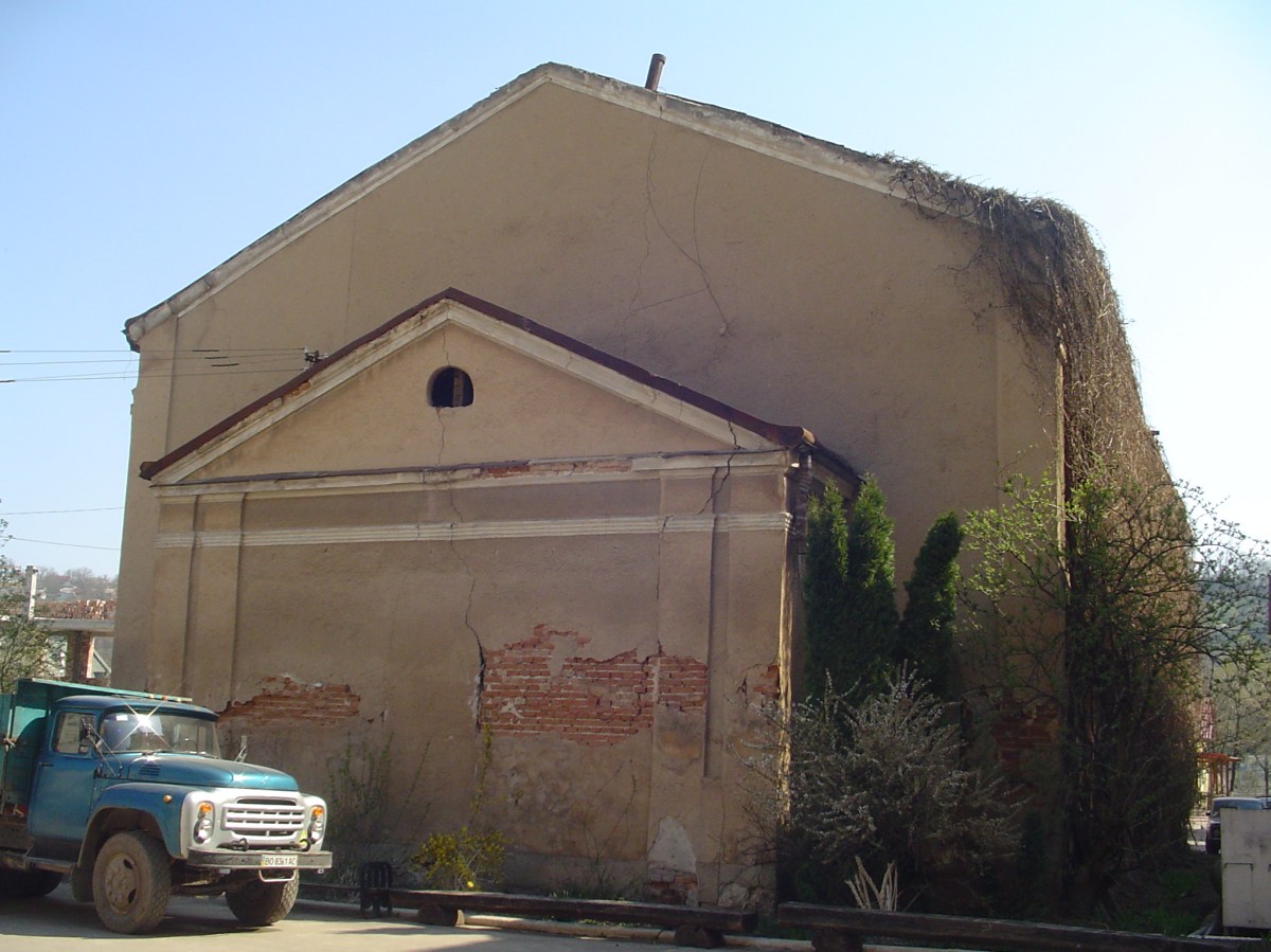 Chrortkiv - synagogue next to the market