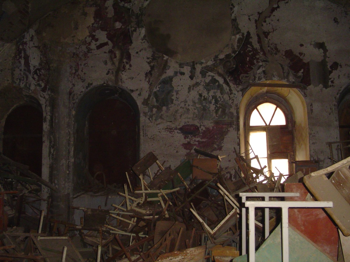 Chrortkiv - synagogue next to the market