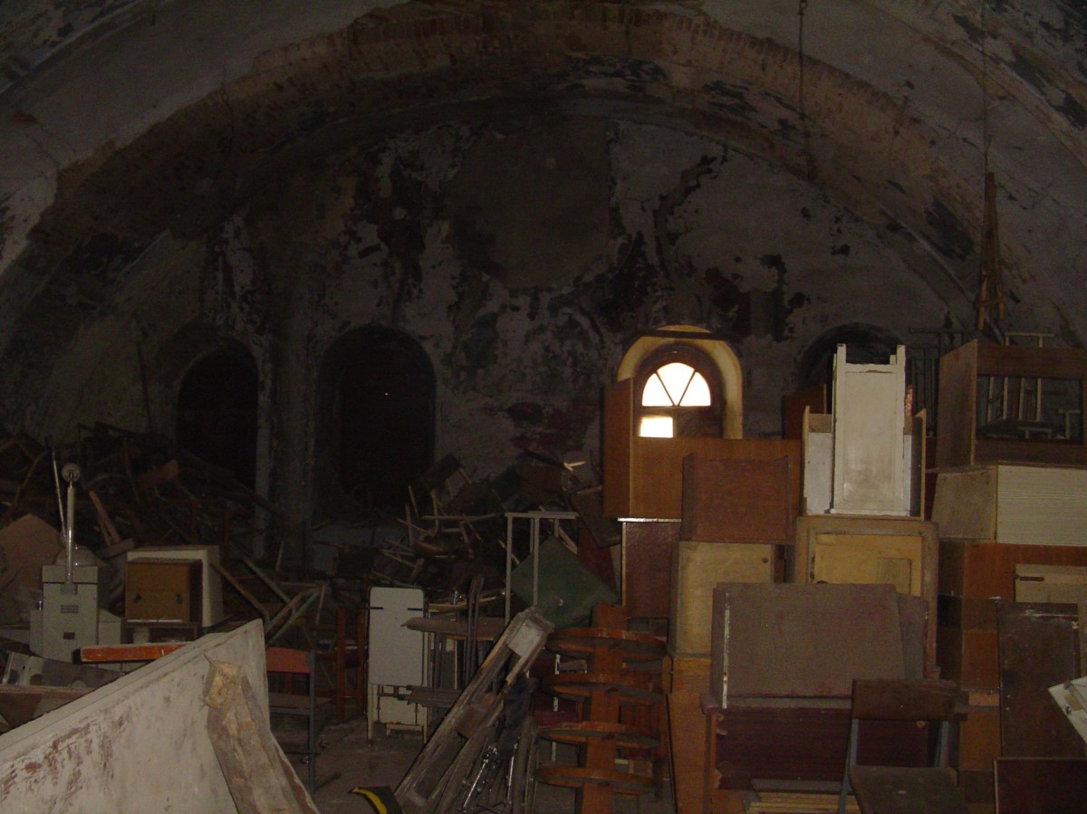 Chrortkiv - synagogue next to the market