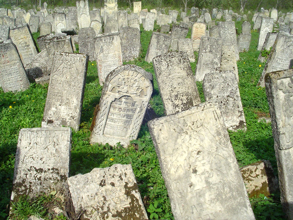 Well maintained cemetery in Vyzhnytsia