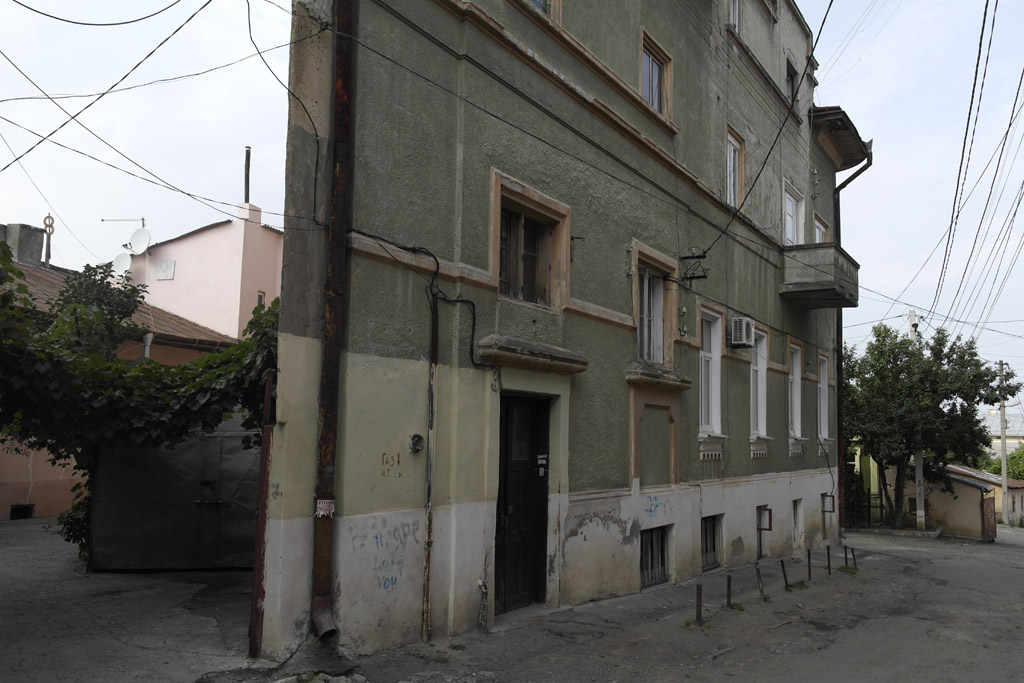 The riddle of the flat house (for my friend Hardy Breier)