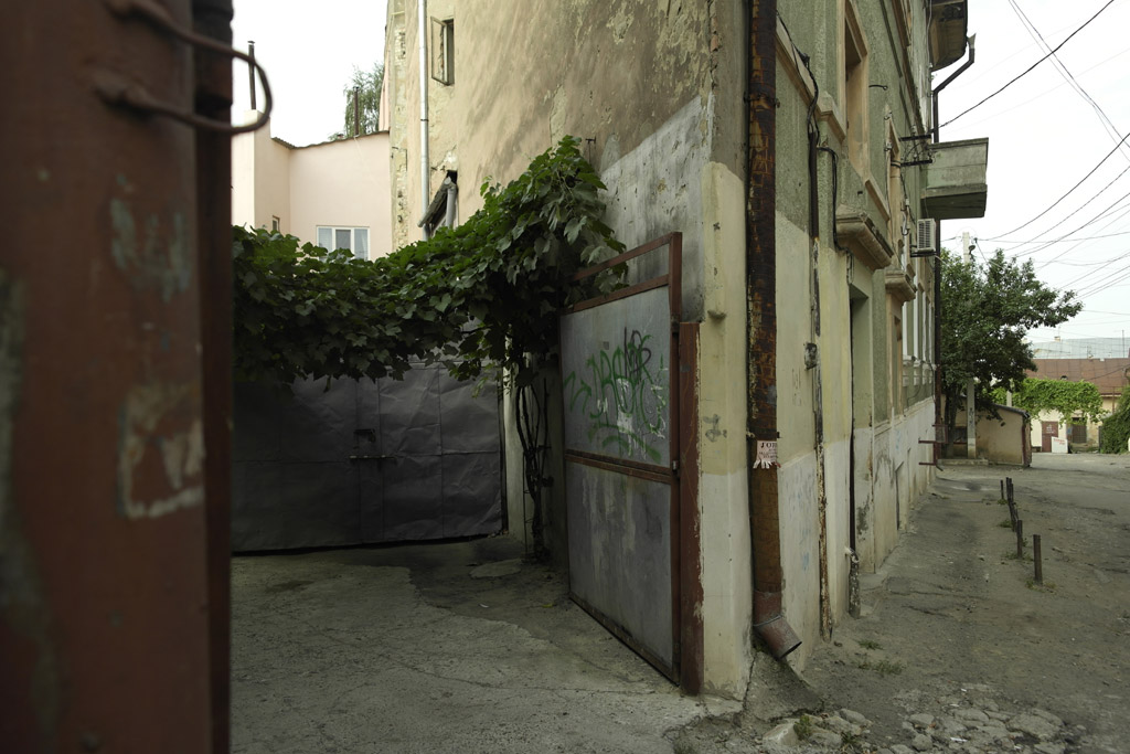 The riddle of the flat house (for my friend Hardy Breier)