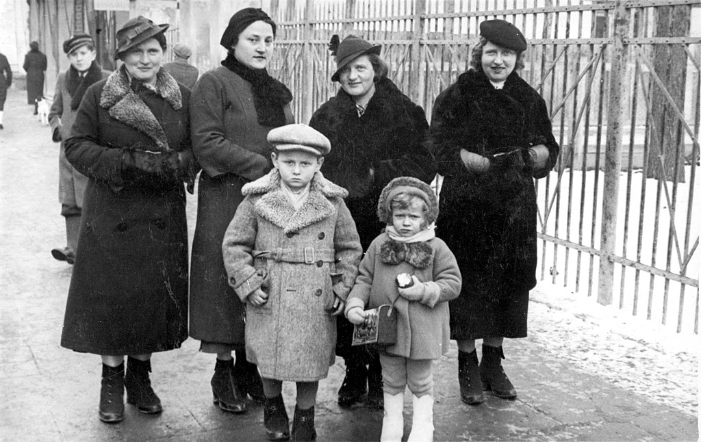 Before the war: Józef Lipman with cousin Rózia Grynszpan, mother and aunts. Behind Józef (from left to right): aunt Regina, mother Etka Lipman, aunt Fanka and aunt Zofia © Józef Lipman