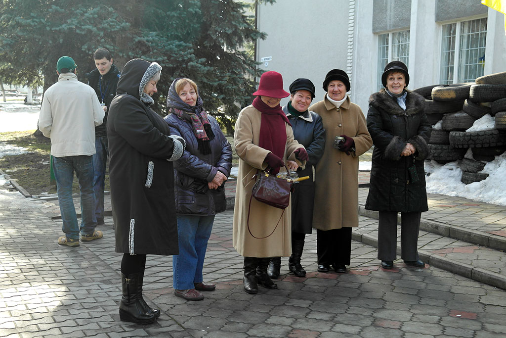 Sokal - older ladies in front of an occupied public building