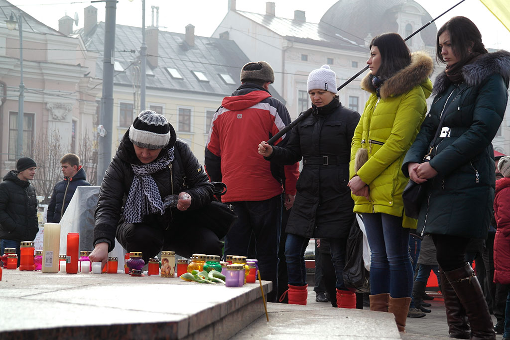 In the morning at Central Square - people commemorate the victims of the last days