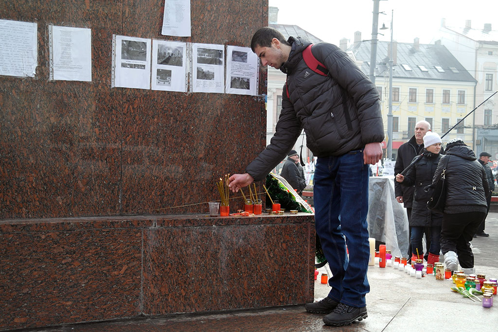 In the morning at Central Square - people commemorate the victims of the last days