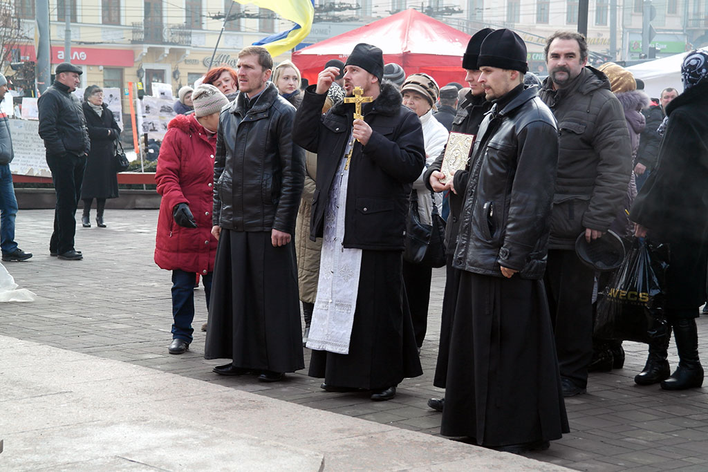 In the morning at Central Square - people commemorate the victims of the last days