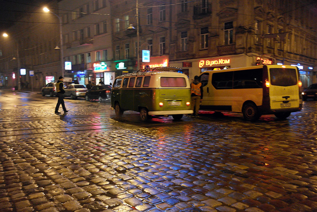 Volunteers keep public order up