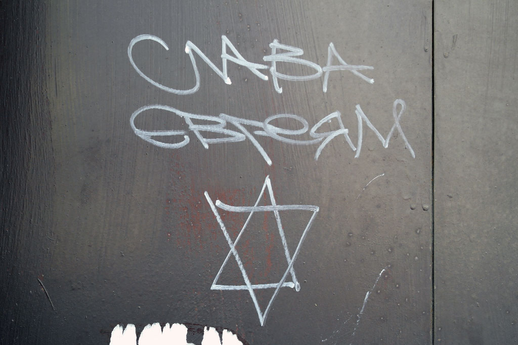 The graffiti says "Glory to the Jews".