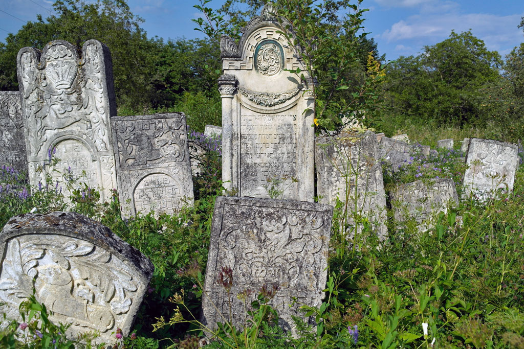 Vyzhnytsia (Wischnitz) Jewish cemetery