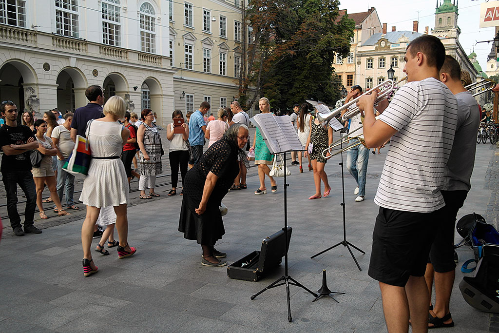 Street musicians in front of the town hall