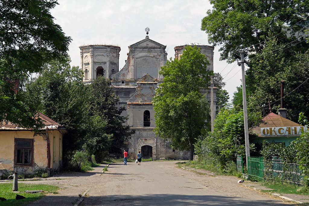 Uhniv - church ruin