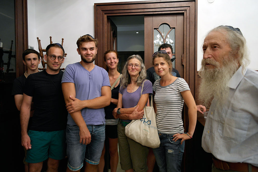 The volunteers in the synagogue