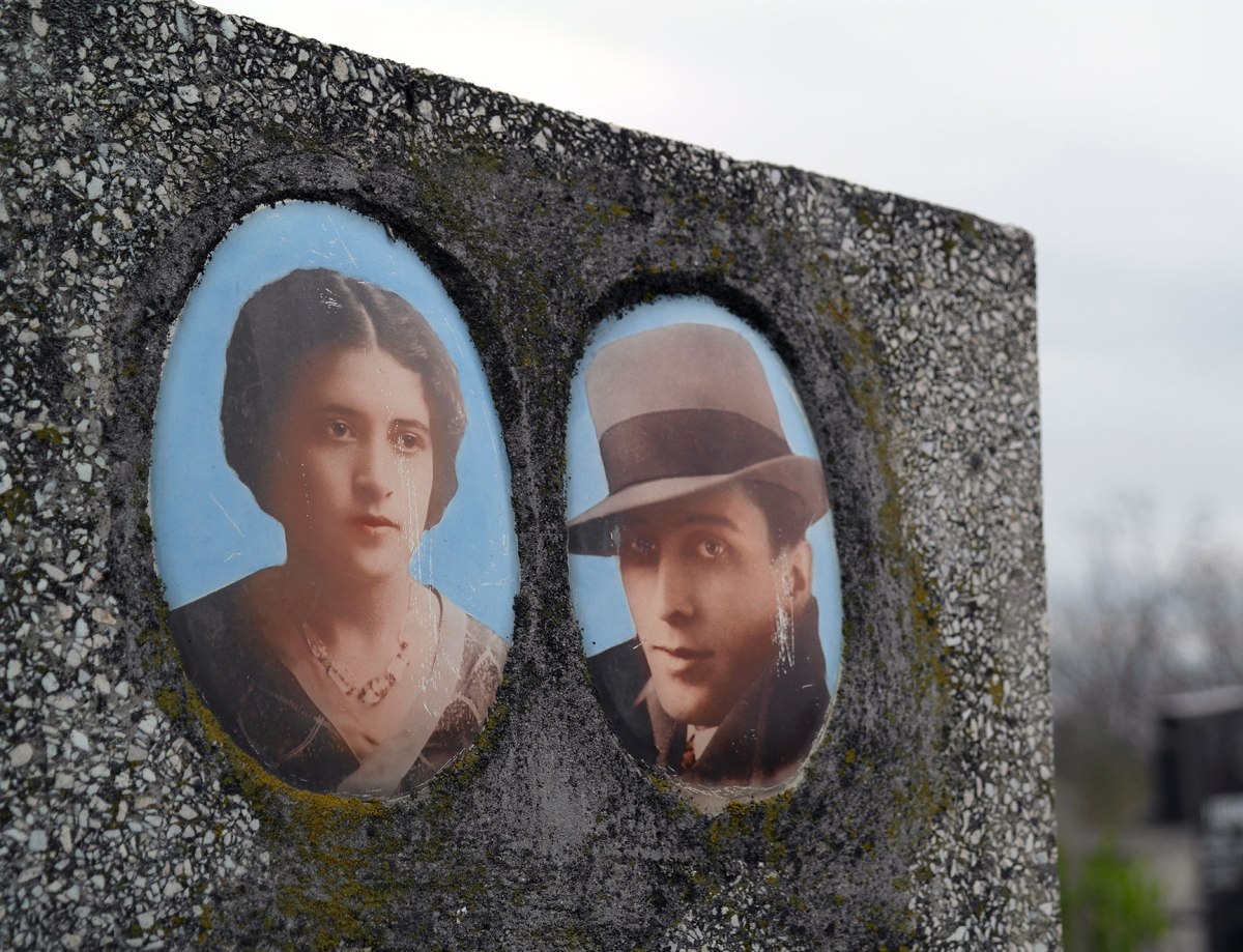 Portraits on gravestones at the Jewish cemetery of Czernowitz (Chernivtsi)