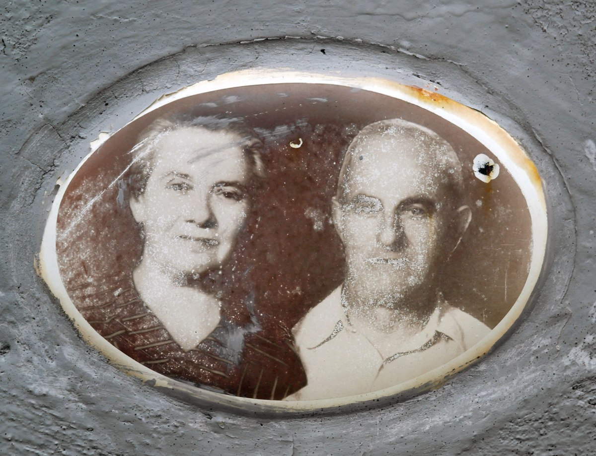 Portraits on gravestones at the Jewish cemetery of Czernowitz (Chernivtsi)