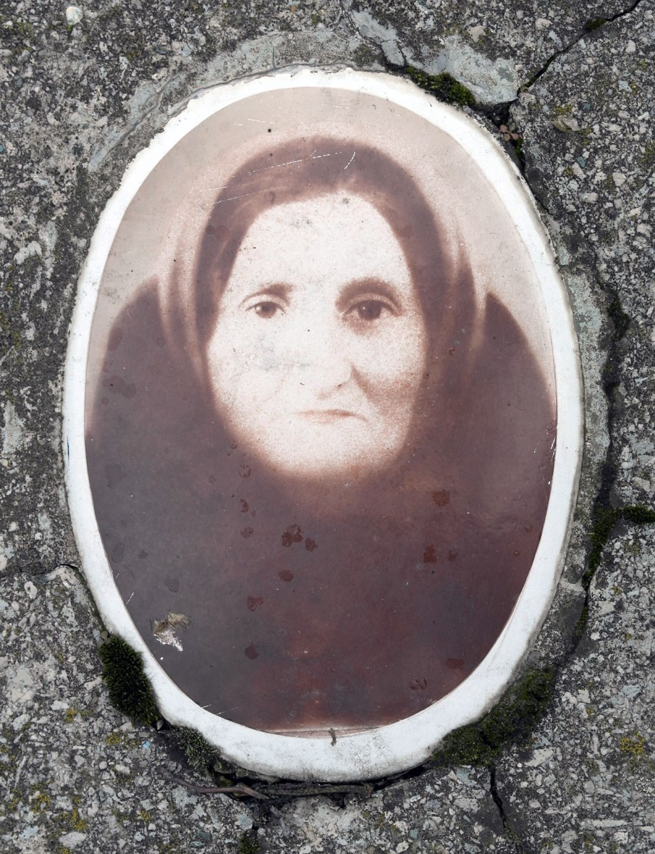 Portraits on gravestones at the Jewish cemetery of Czernowitz (Chernivtsi)