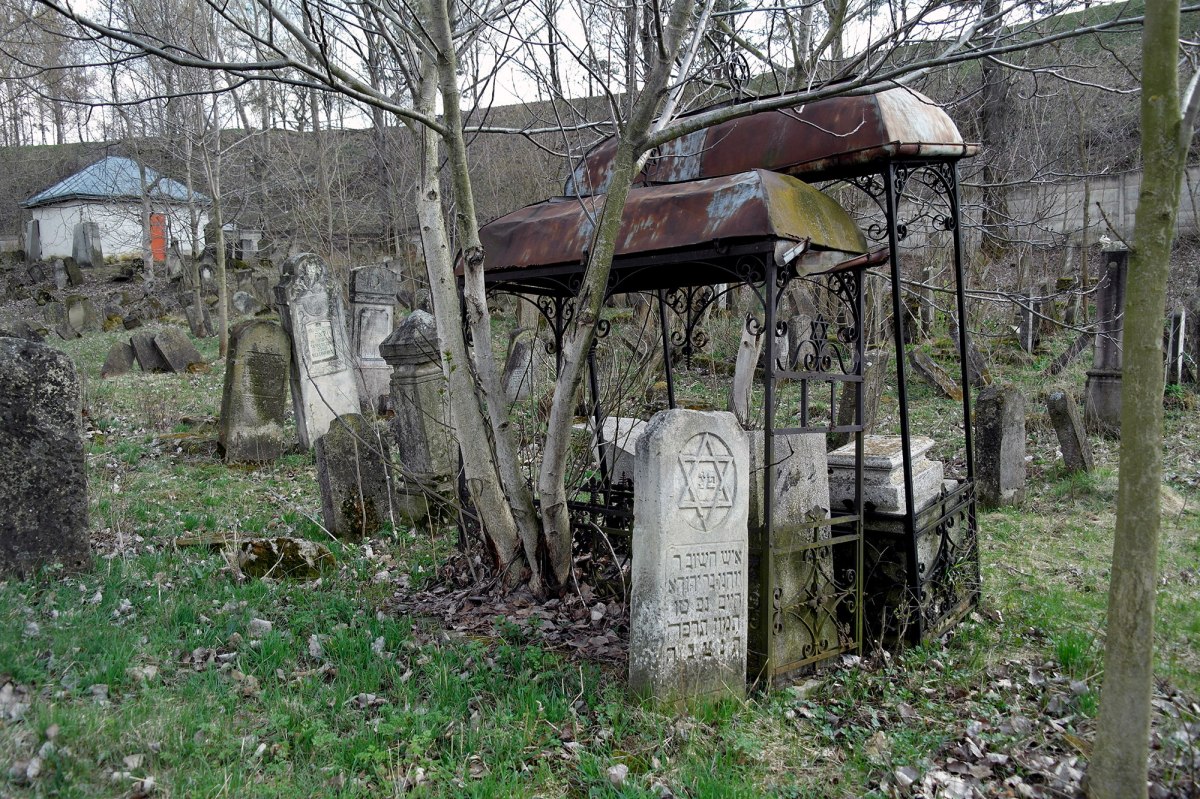Bucecea - Jewish cemetery