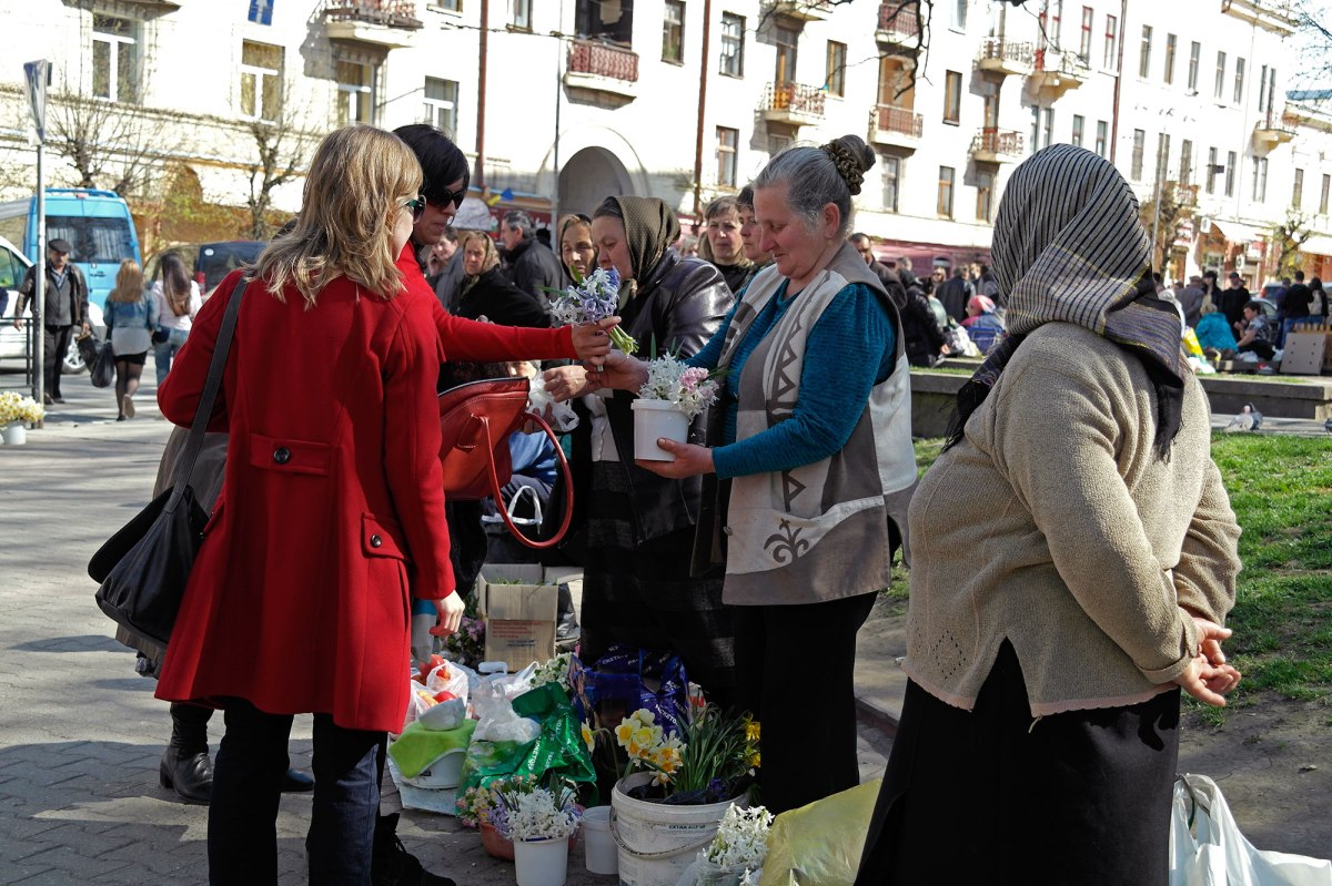 Czernowitz - buying flowers from the babushkas