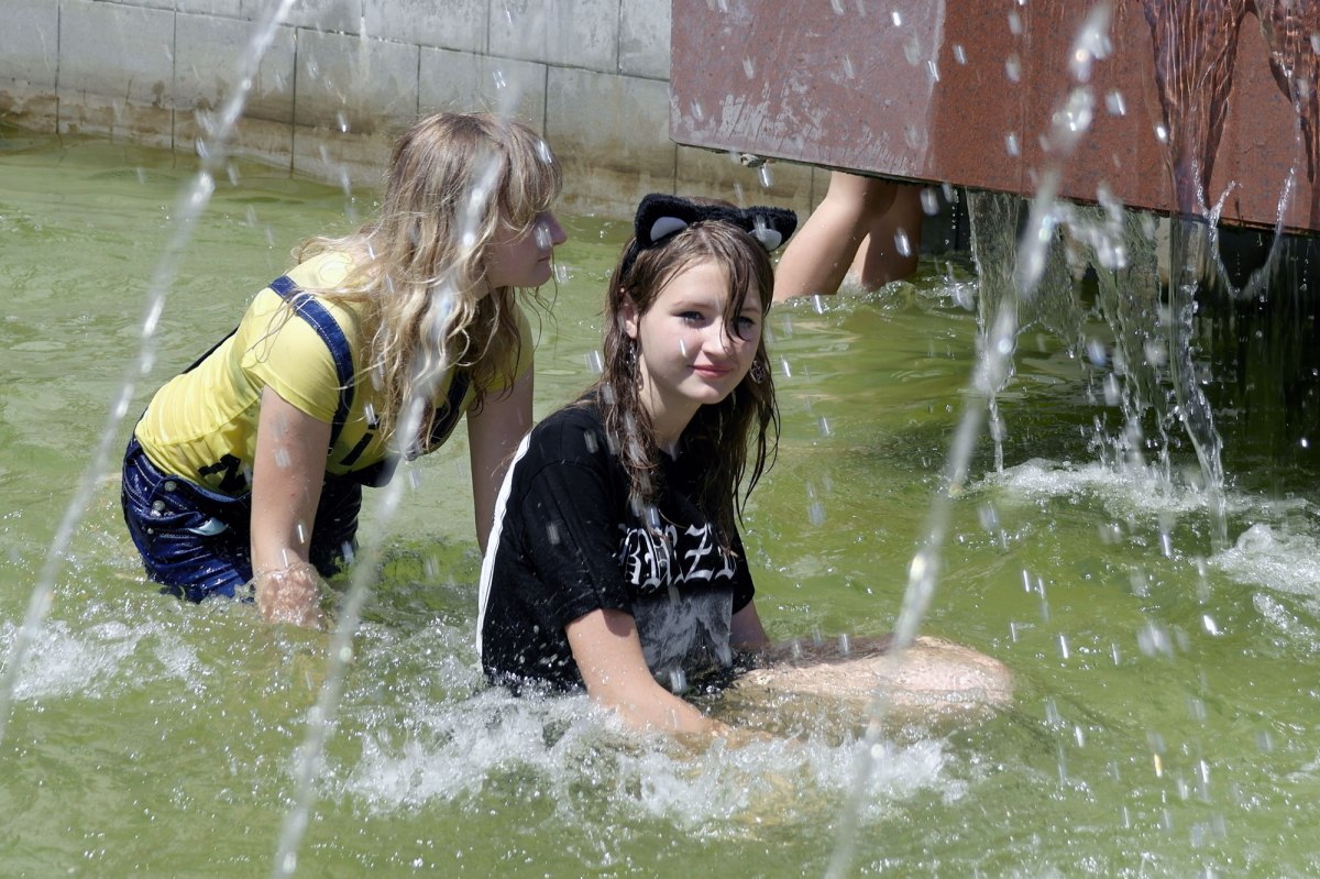 Czernowitz/Chernivtsi - having fun in the fountain