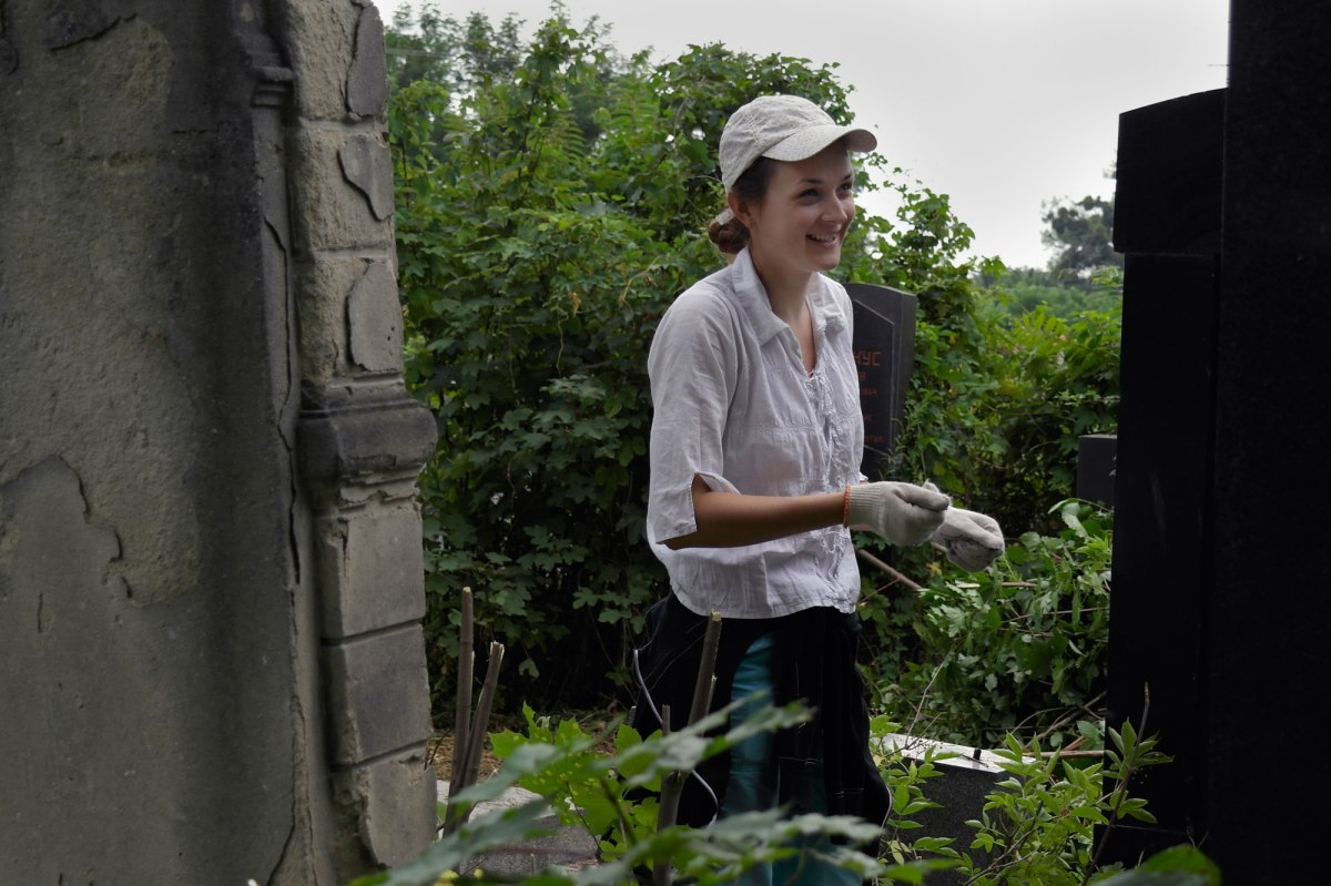 Volunteers of SVIT Ukraine clearing the Jewish cemetery of Czernowitz