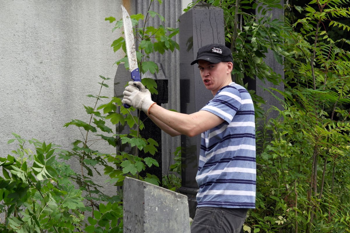 Volunteers of SVIT Ukraine clearing the Jewish cemetery of Czernowitz