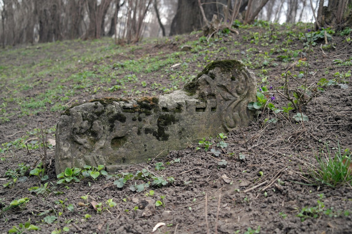 Chişinău - stump of a gravestone in the older Jewish cemetery