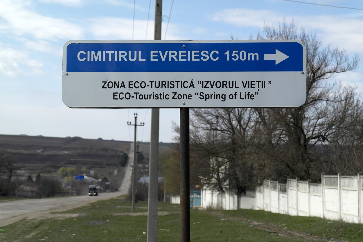 Zguriţa - signpost to the Jewish cemetery