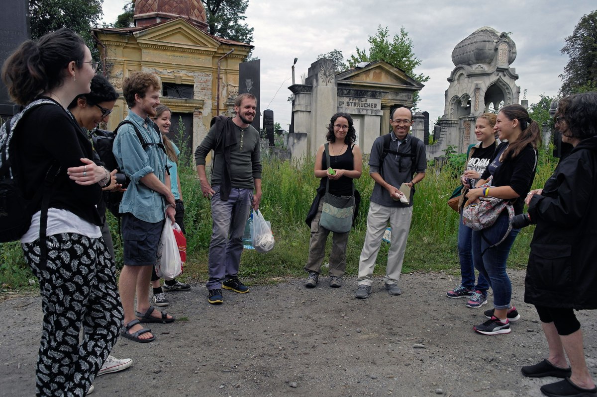 Volunteers at the Jewish cemetery of Chernivtsi (Czernowitz)