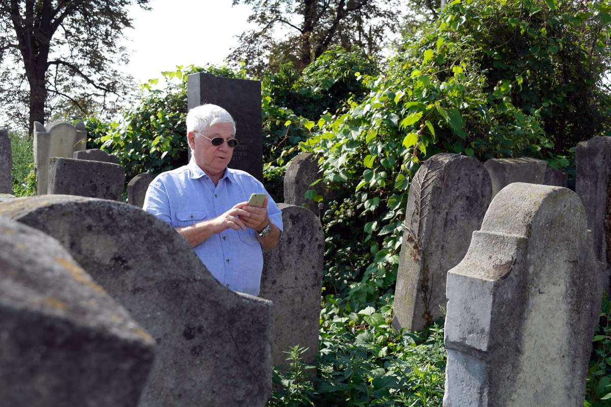 Czernowitz Jewish cemetery - Arthur Rindner praying at the grave of his grandfather