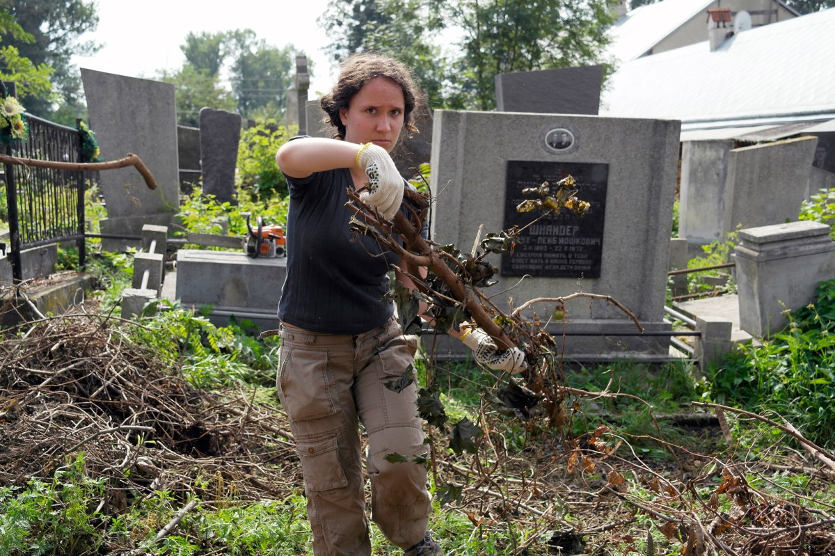 Czernowitz Jewish cemetery - volunteers at work