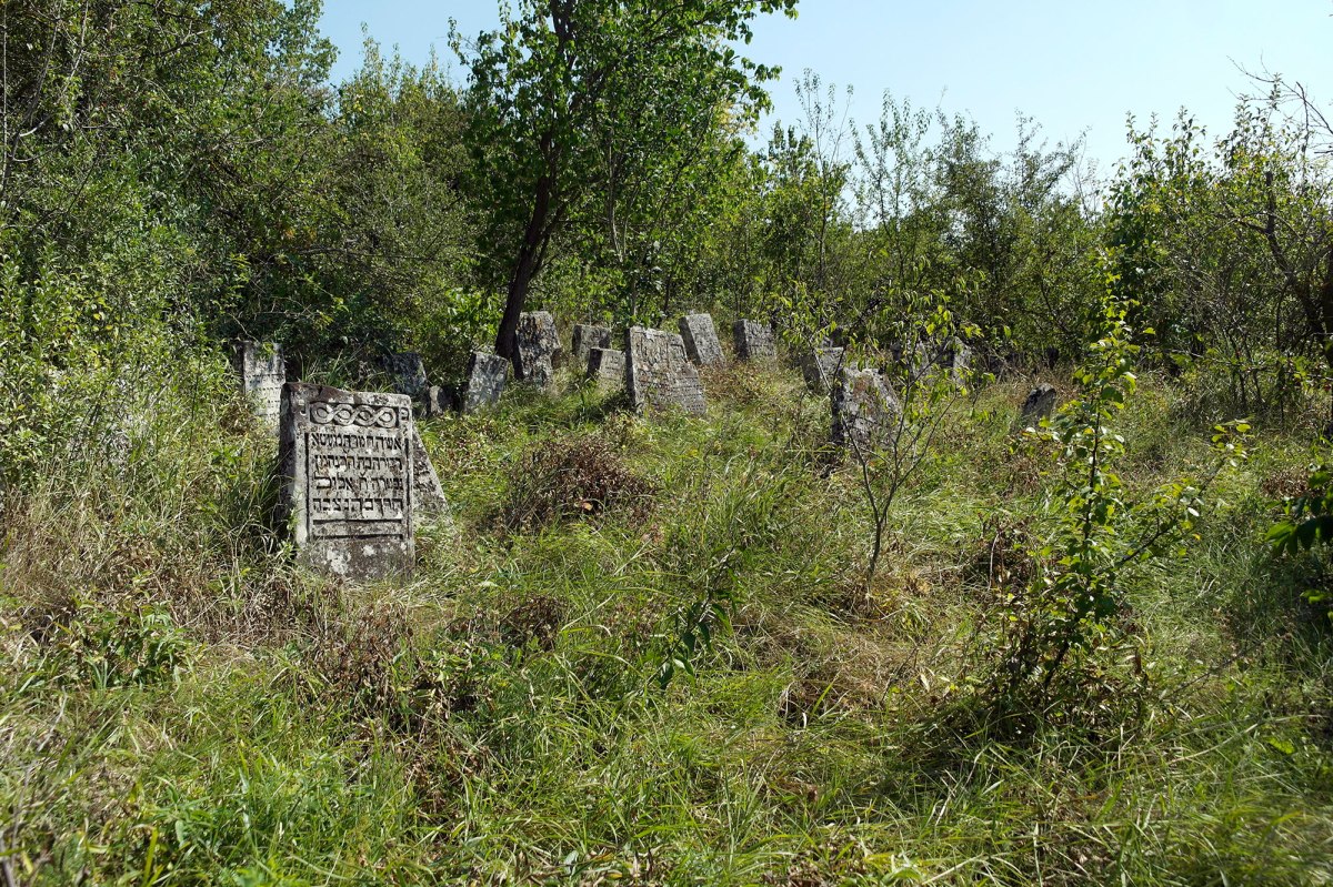 Raşcov (Rashkov) Jewish cemetery