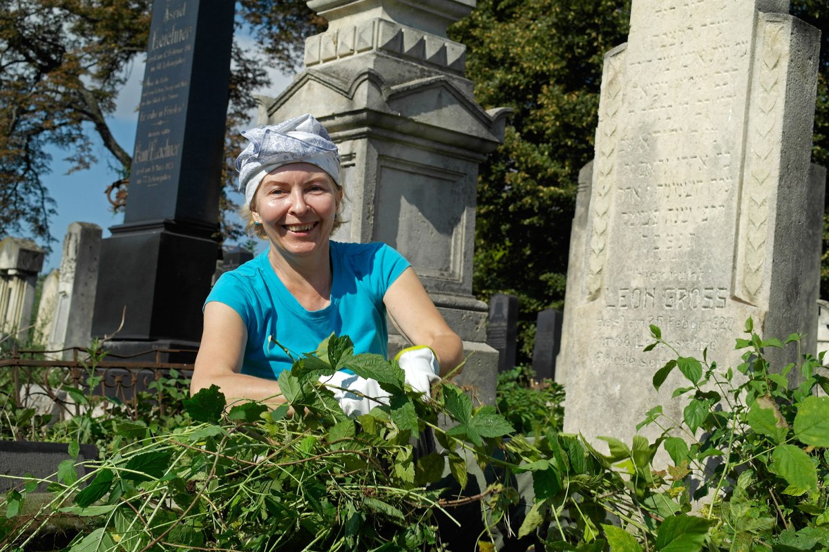 Volunteers working in the Jewish cemetery of Chernivtsi (Czernowitz)
