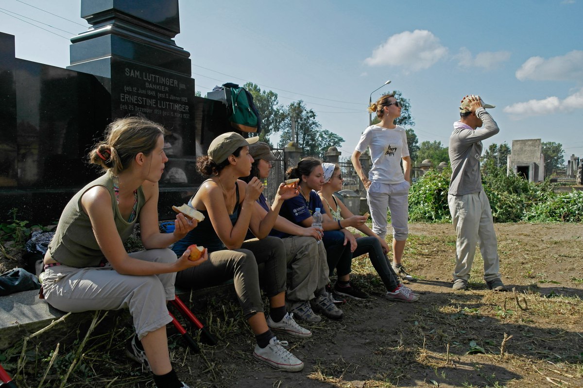 Volunteers working in the Jewish cemetery of Chernivtsi (Czernowitz)