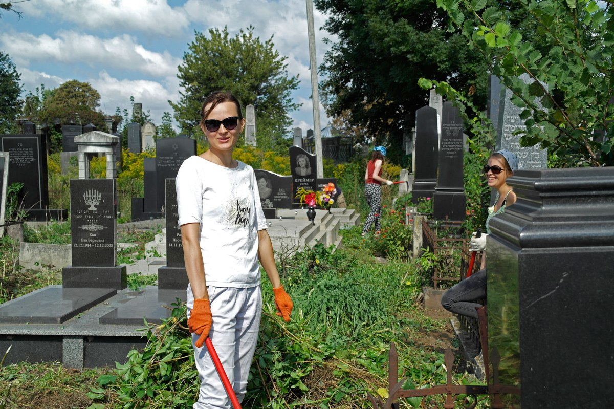 Volunteers working in the Jewish cemetery of Chernivtsi (Czernowitz)