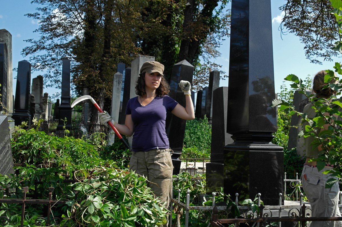 Volunteers working in the Jewish cemetery of Chernivtsi (Czernowitz)