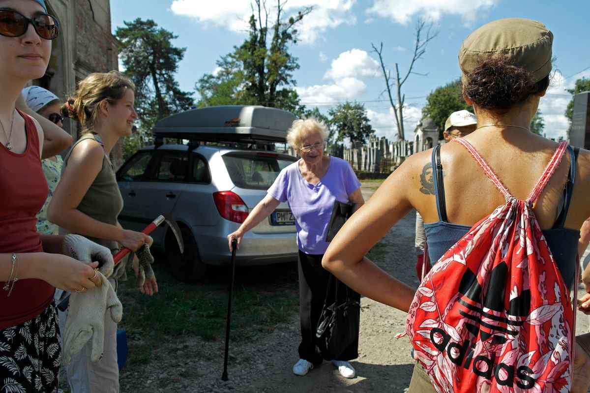 Mimi Taylor meeting the volunteers working in the Jewish cemetery of Chernivtsi (Czernowitz)