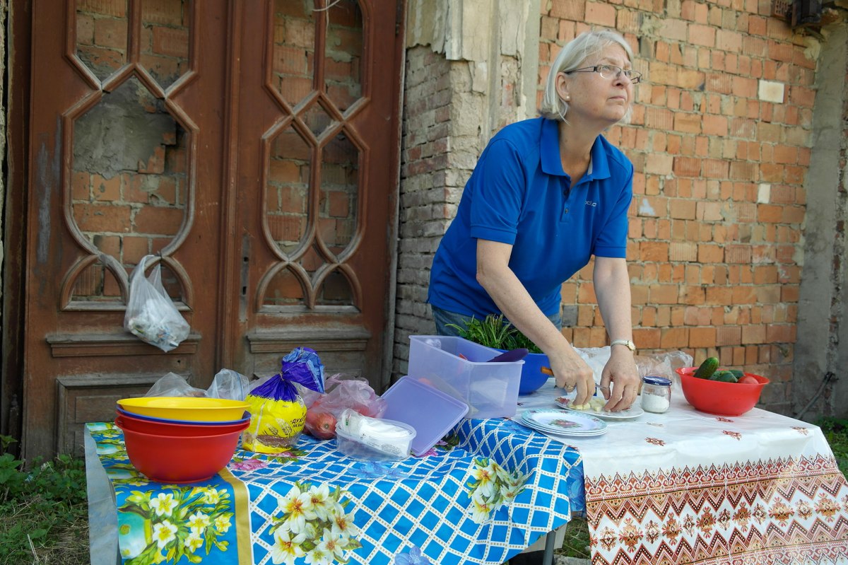 Volunteers working in the Jewish cemetery of Chernivtsi (Czernowitz)