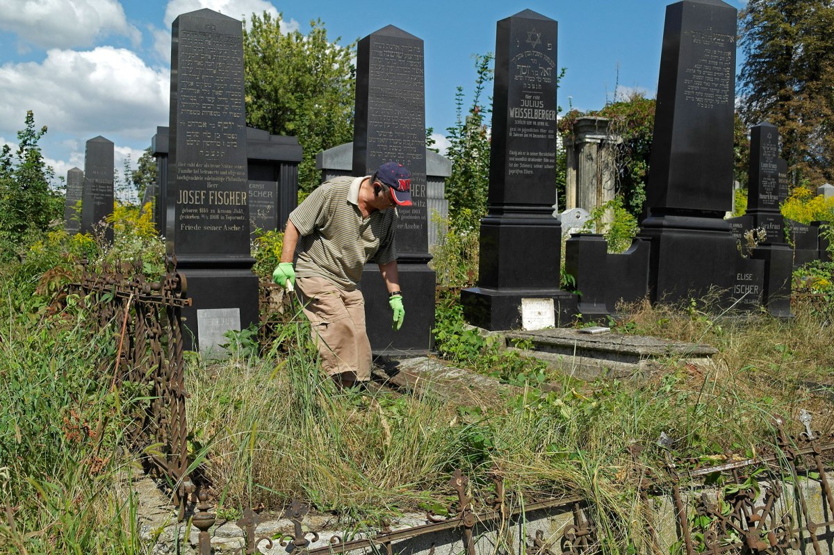 Volunteers working in the Jewish cemetery of Chernivtsi (Czernowitz)