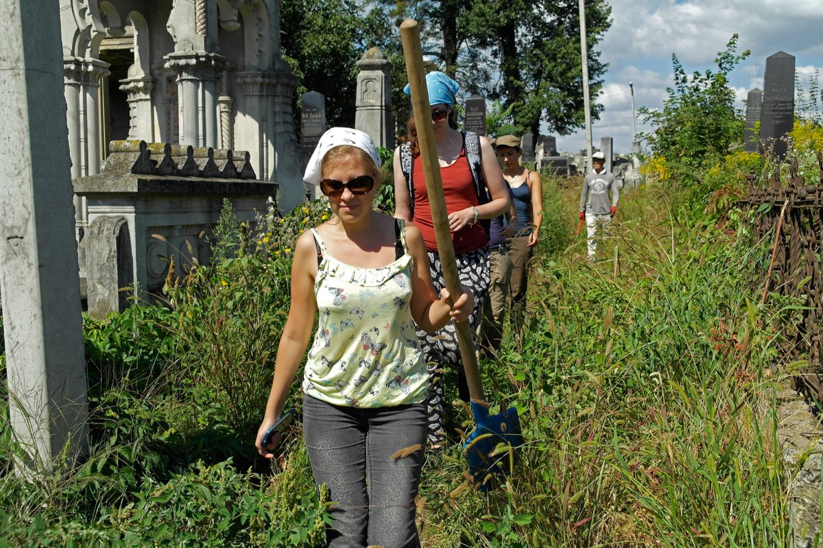 Volunteers working in the Jewish cemetery of Chernivtsi (Czernowitz)
