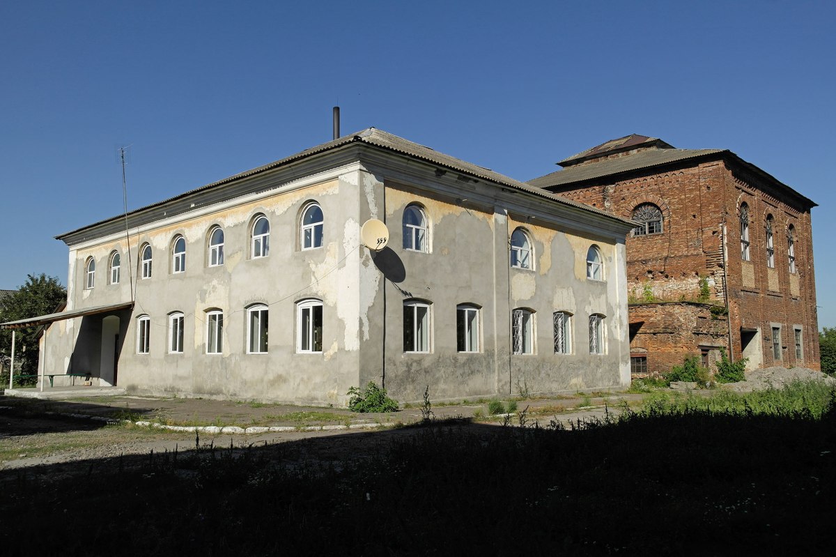 Uhniv - beit midrash and synagogue