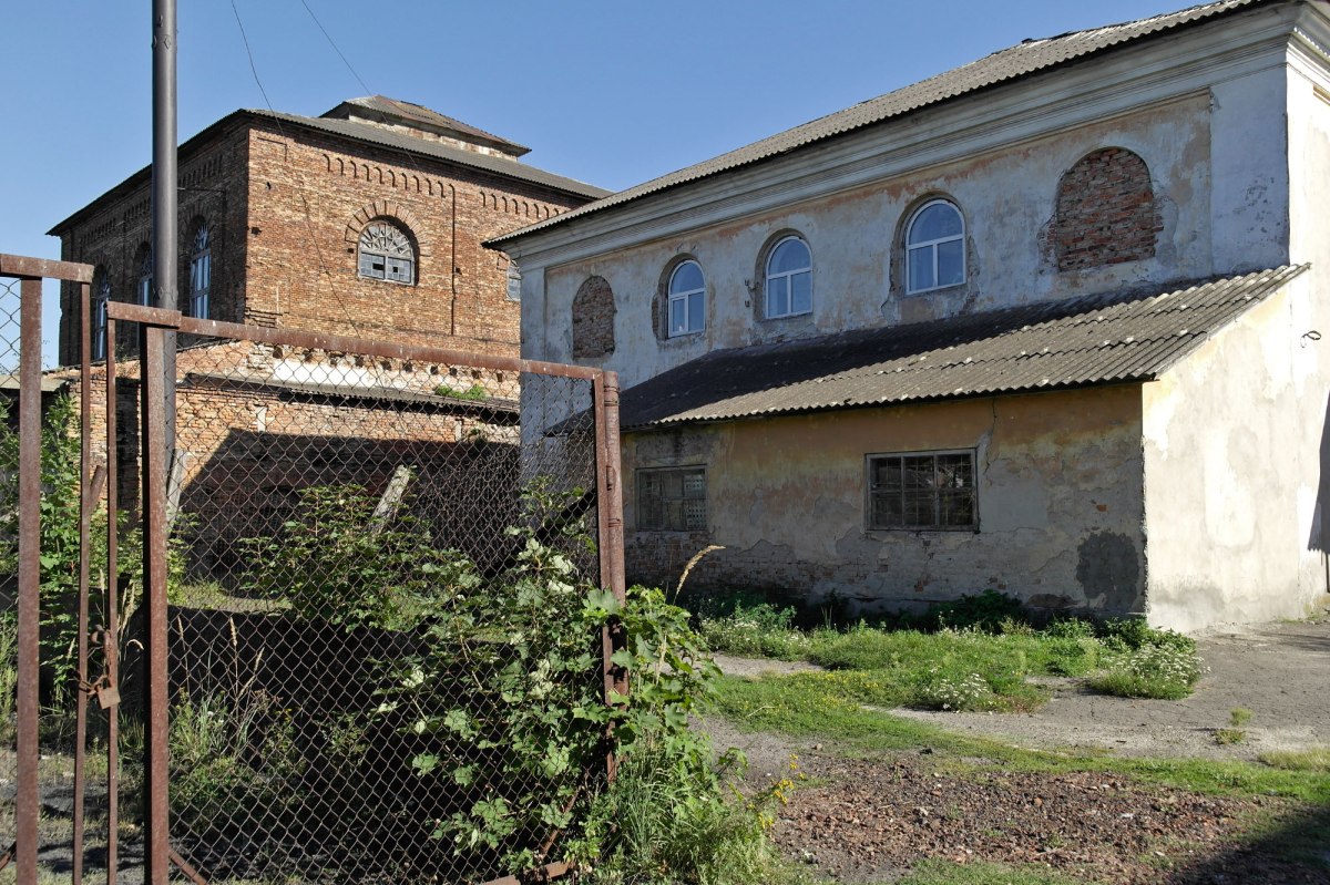 Uhniv - beit midrash and synagogue