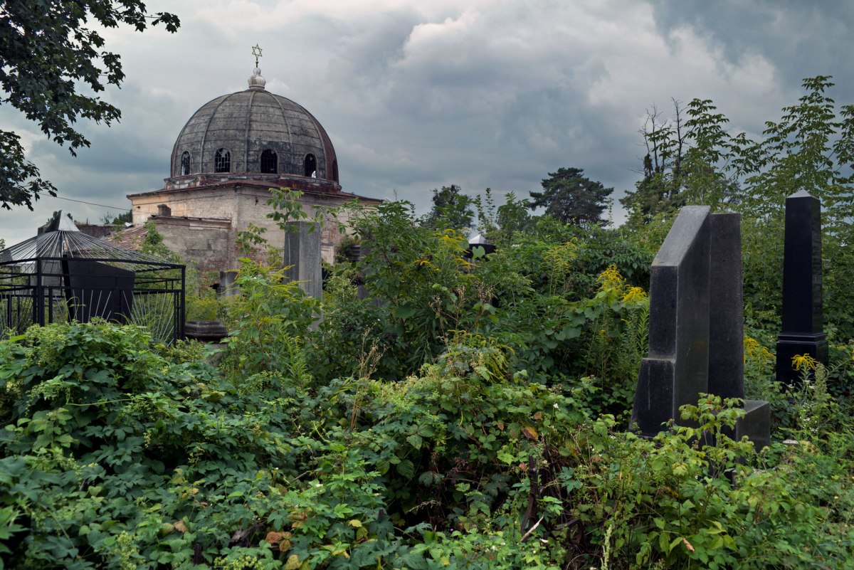 Chernivtsi Jewish cemetery, Ukraine