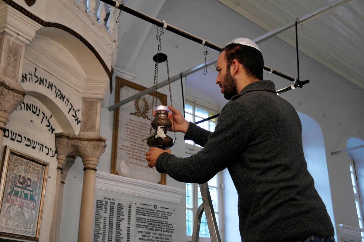 Preparing for Yom Kippur in Ioannina synagogue