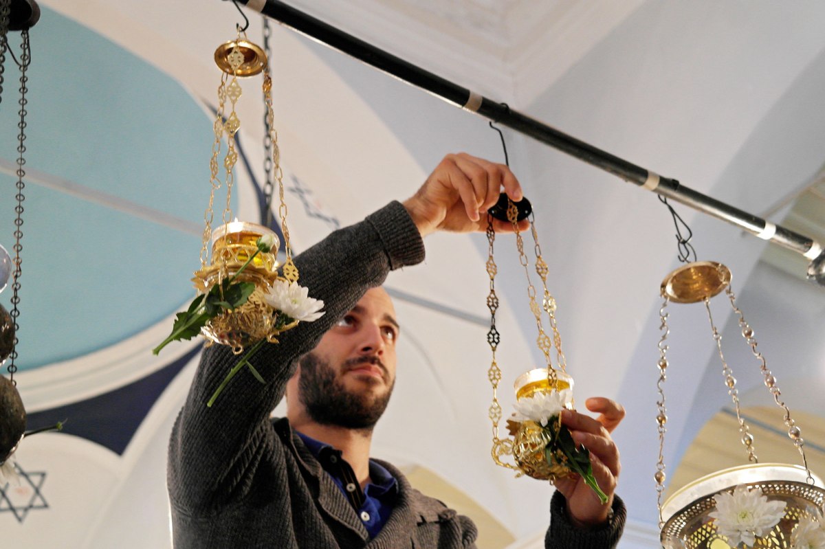 Preparing for Yom Kippur in Ioannina synagogue