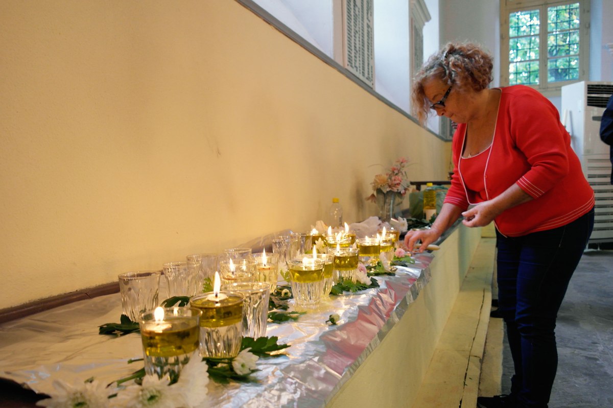 Preparing for Yom Kippur in Ioannina synagogue